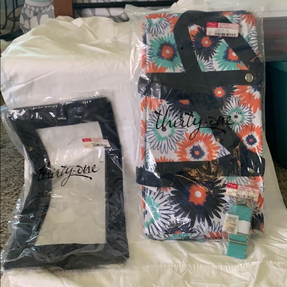 Thirty-one Large utility tote with top and strap